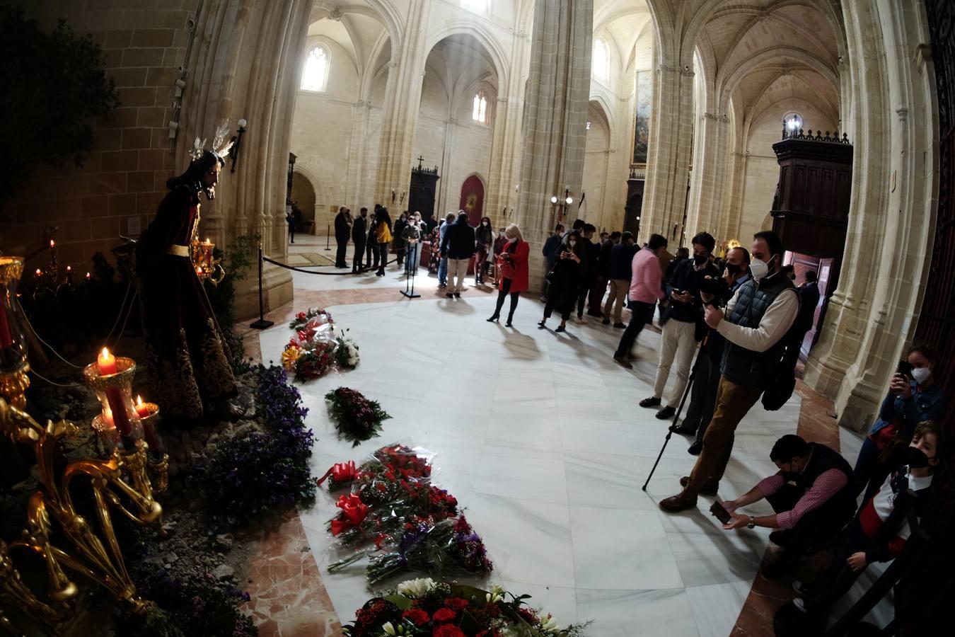 Aglomeraciones en la iglesia de Santiago en Jerez para ver al Cristo del Prendimiento