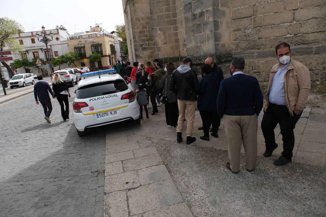 Aglomeraciones en la iglesia de Santiago en Jerez para ver al Cristo del Prendimiento