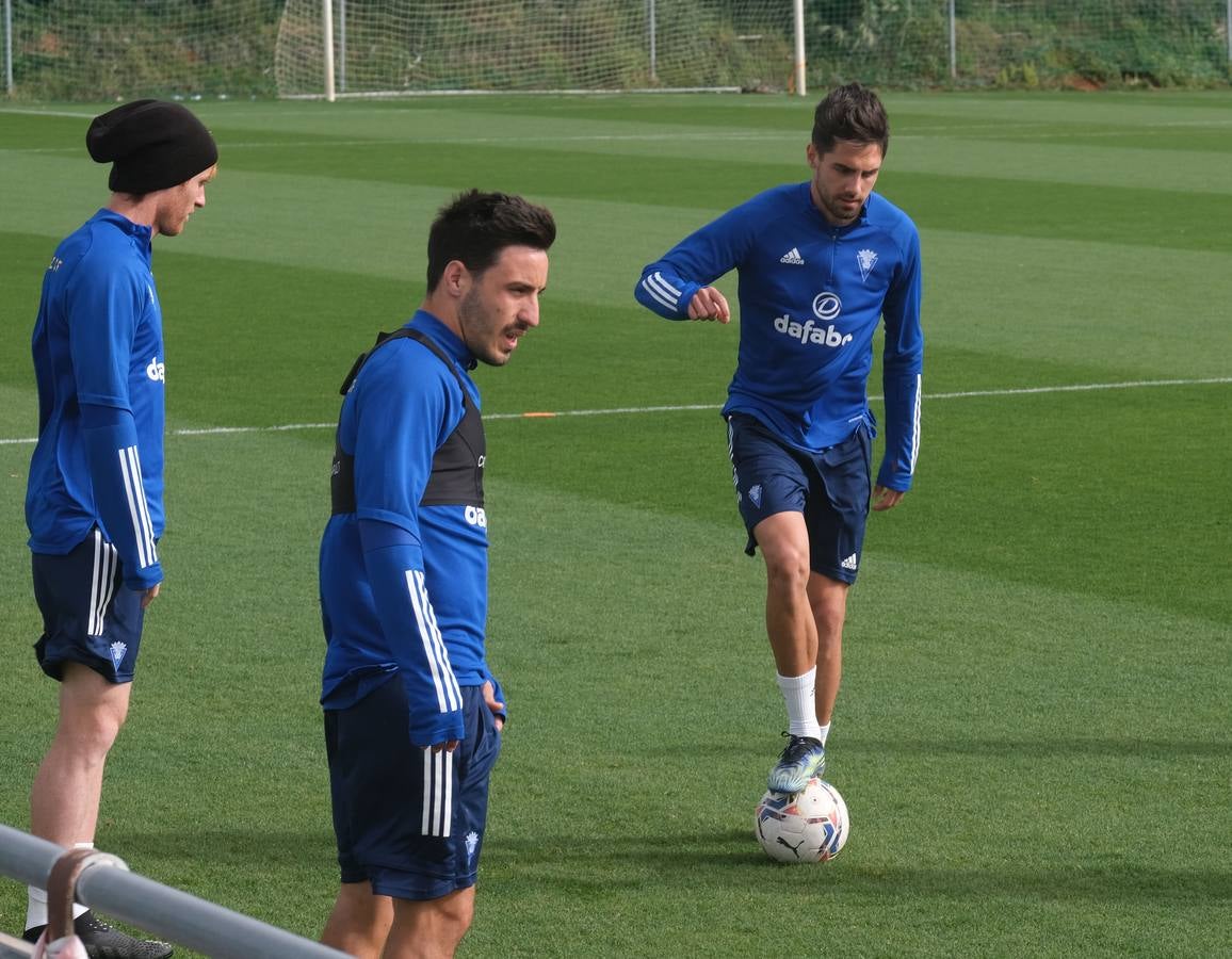 FOTOS: Akapo, la novedad en el entrenamiento del Cádiz CF