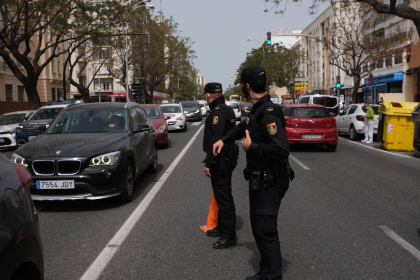 FOTOS: El temporal de Levante tira árboles y causa destrozos en Cádiz