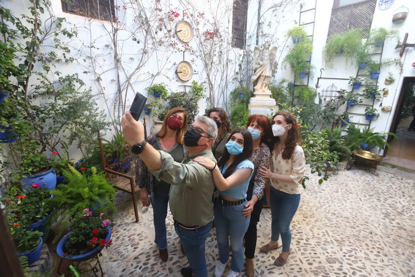 Los Patios de Córdoba del Jueves Santo, en imágenes