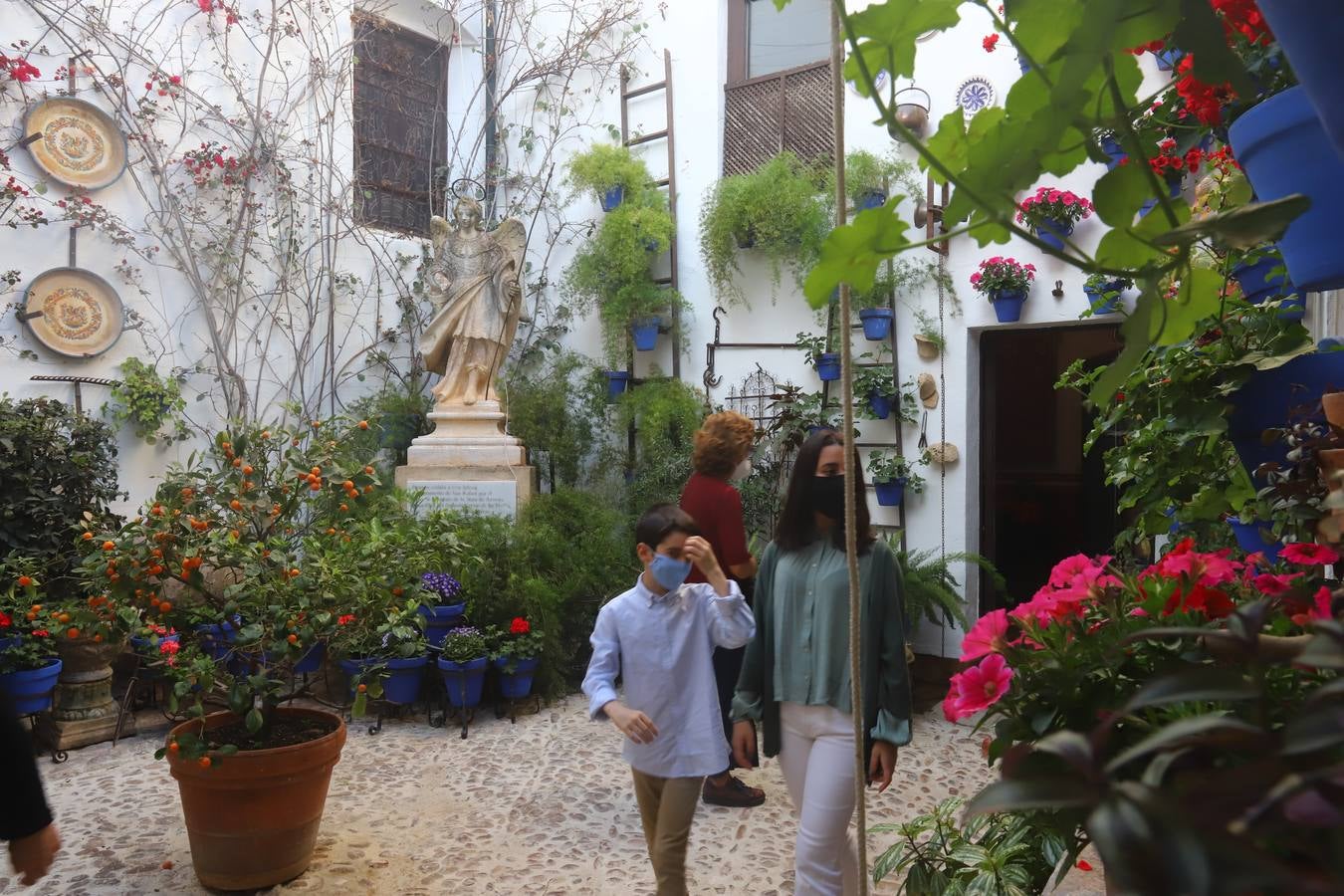 Los Patios de Córdoba del Jueves Santo, en imágenes