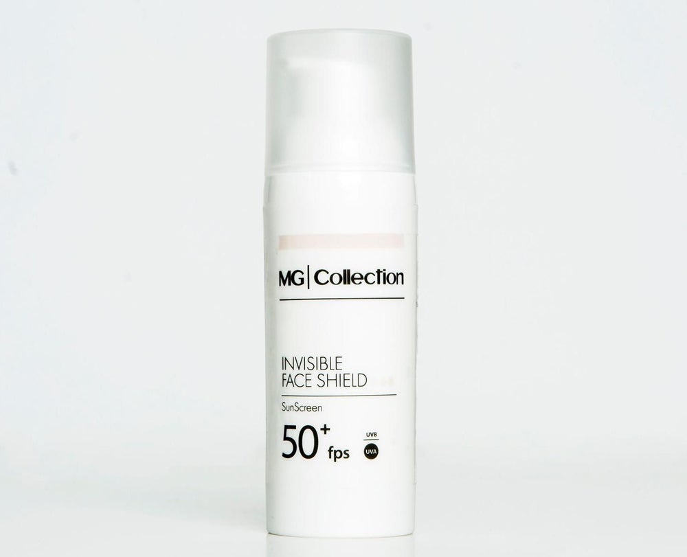 Invisible Face Shield 50+ MG Collection. Fotoprotector antioxidante spf 50+ con Vitamina E, apto para todo tipo de piel y fototipo. Mousse de tacto seda, textura ligera y acabado mate invisible que da una gran luminosidad al rostro sin dejar velo blanco ni residuos. (38 €)