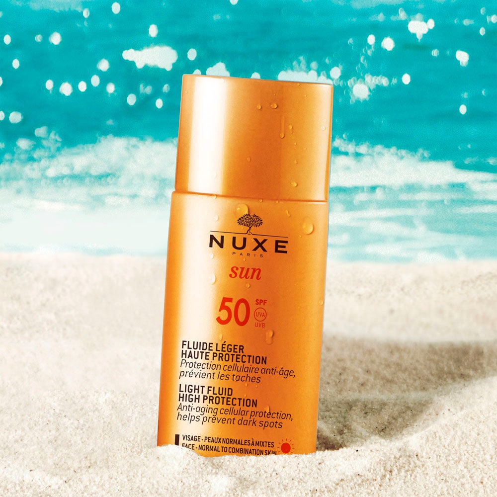 Fluido ligero Alta Protección SPF 50 Sun Nuxe. Protector solar que protege la piel de los rayos del sol y previene el fotoenvejecimiento celular. Enriquecido con extracto de Lirio Acuático, su fórmula, resistente al agua, refuerza la barrera cutánea para preservarla de la deshidratación. Su formato pocket, muy práctica, proporciona una textura ligera no pegajosa con efecto "piel desnuda", ideal para las pieles mixtas. (21,50€)