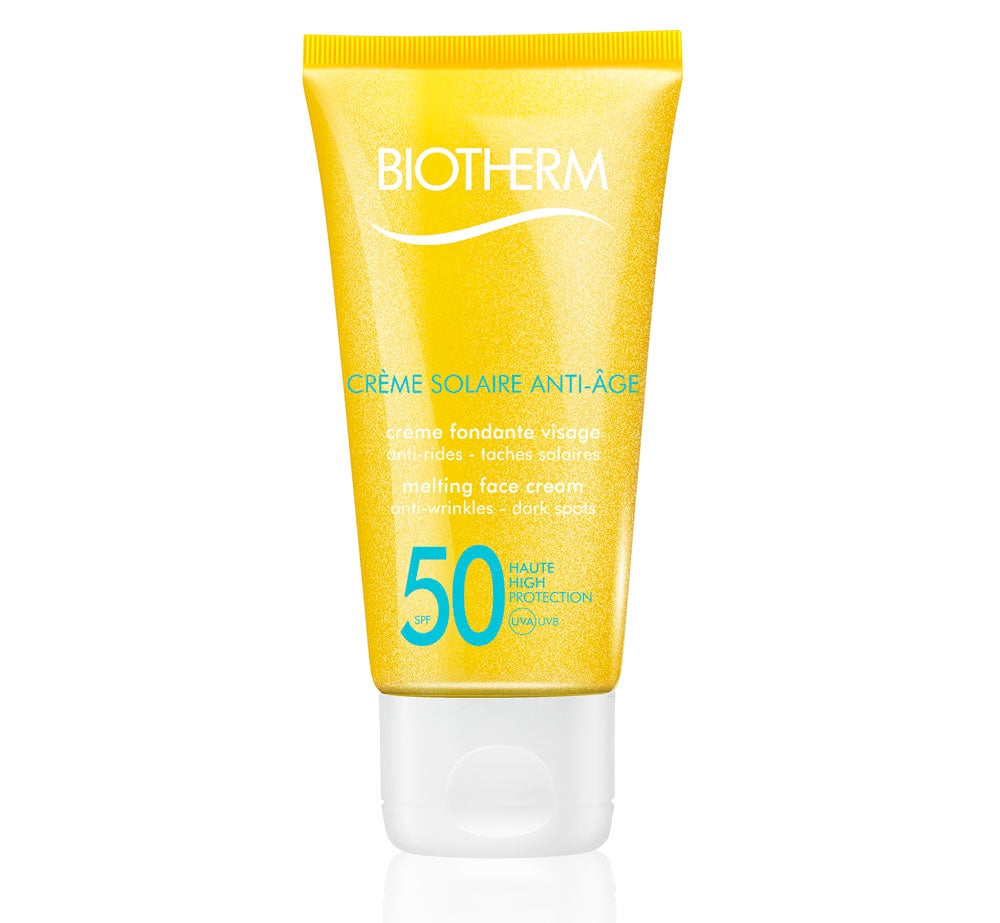 Crema solar anti-edad SPF 50 de Biotherm. Crema facial fundente para rostro, cuello y escote, con protección de amplio espectro y reforzada con Vitamina E antioxidante. Destaca, además, por su acción antiedad, al combinar la vitamina E y el complejo patentado Life Plankton™ para luchar contra las arrugas y las manchas provocadas por el sol. (26 €).