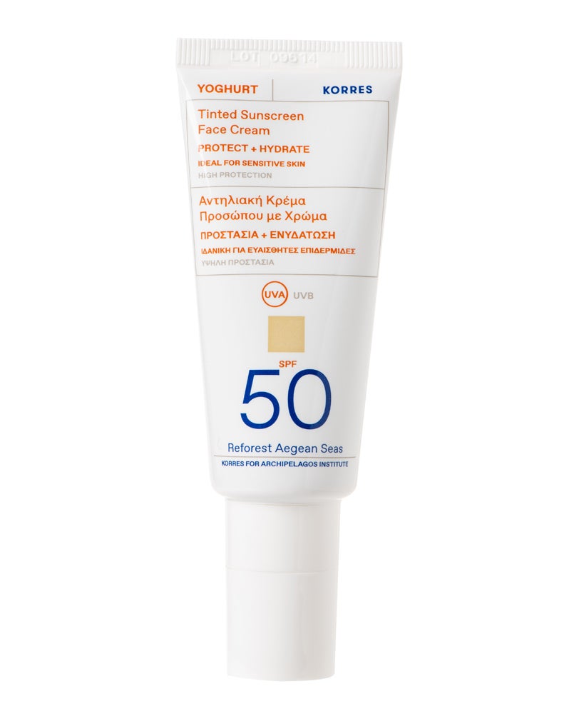 Protector facial con color SPF 50 de Korres. Crema facial ligera con color que unifica el tono de piel y proporciona una hidratación duradera gracias a una fórmula que incluye yogur griego, fuente natural de proteínas. (21,15 €)