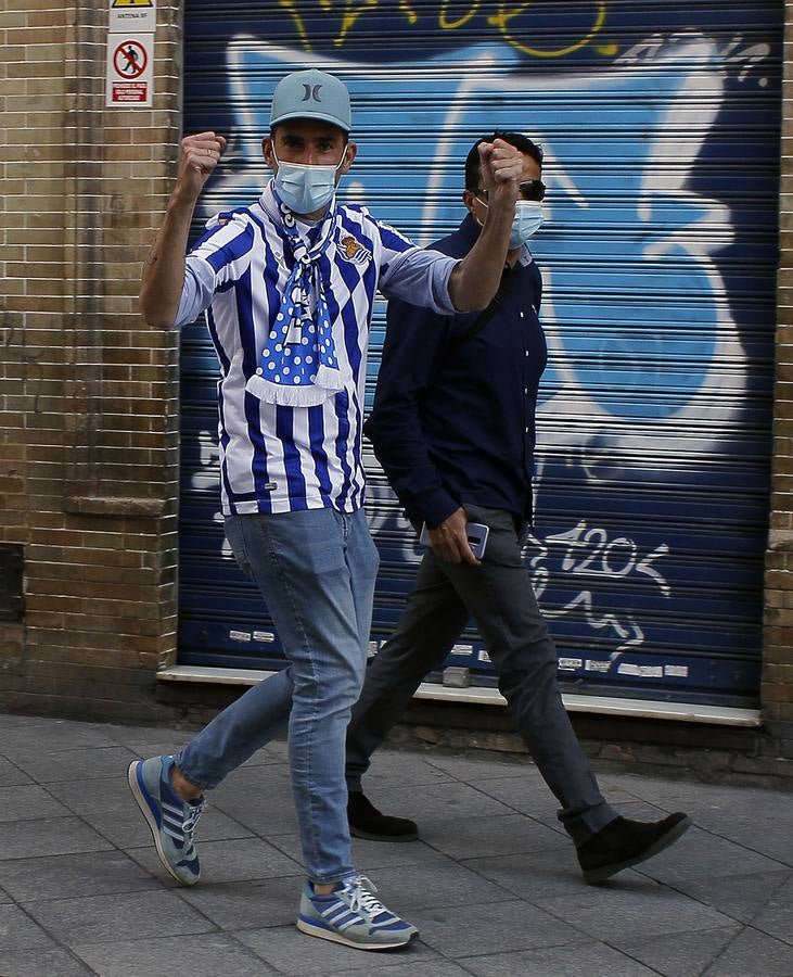 En imágenes, aficionados del Athletic y la Real Sociedad por las calles de Sevilla