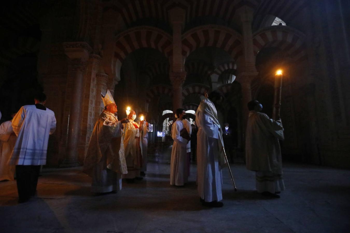 La Vigilia Pascual en la Catedral de Córdoba, en imágenes