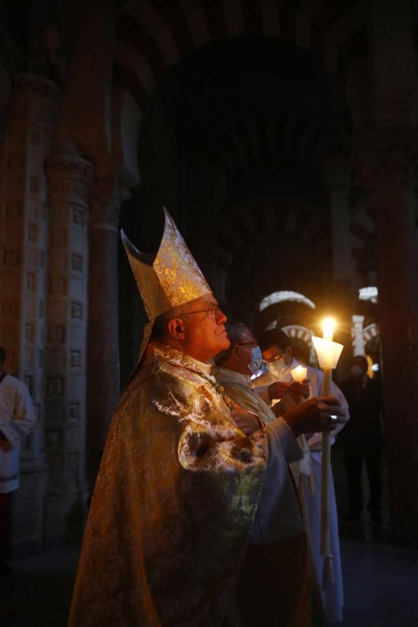 La Vigilia Pascual en la Catedral de Córdoba, en imágenes