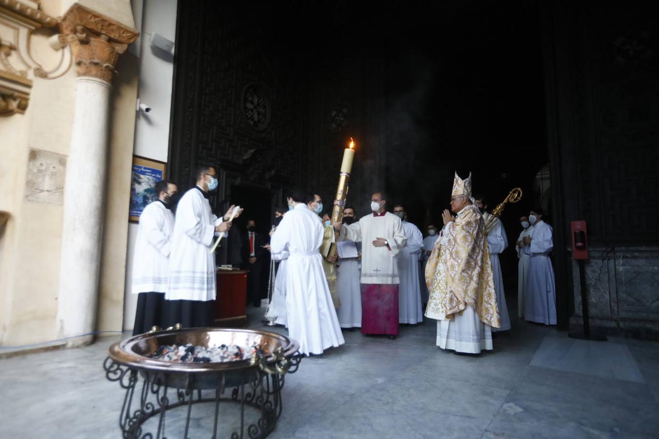 La Vigilia Pascual en la Catedral de Córdoba, en imágenes