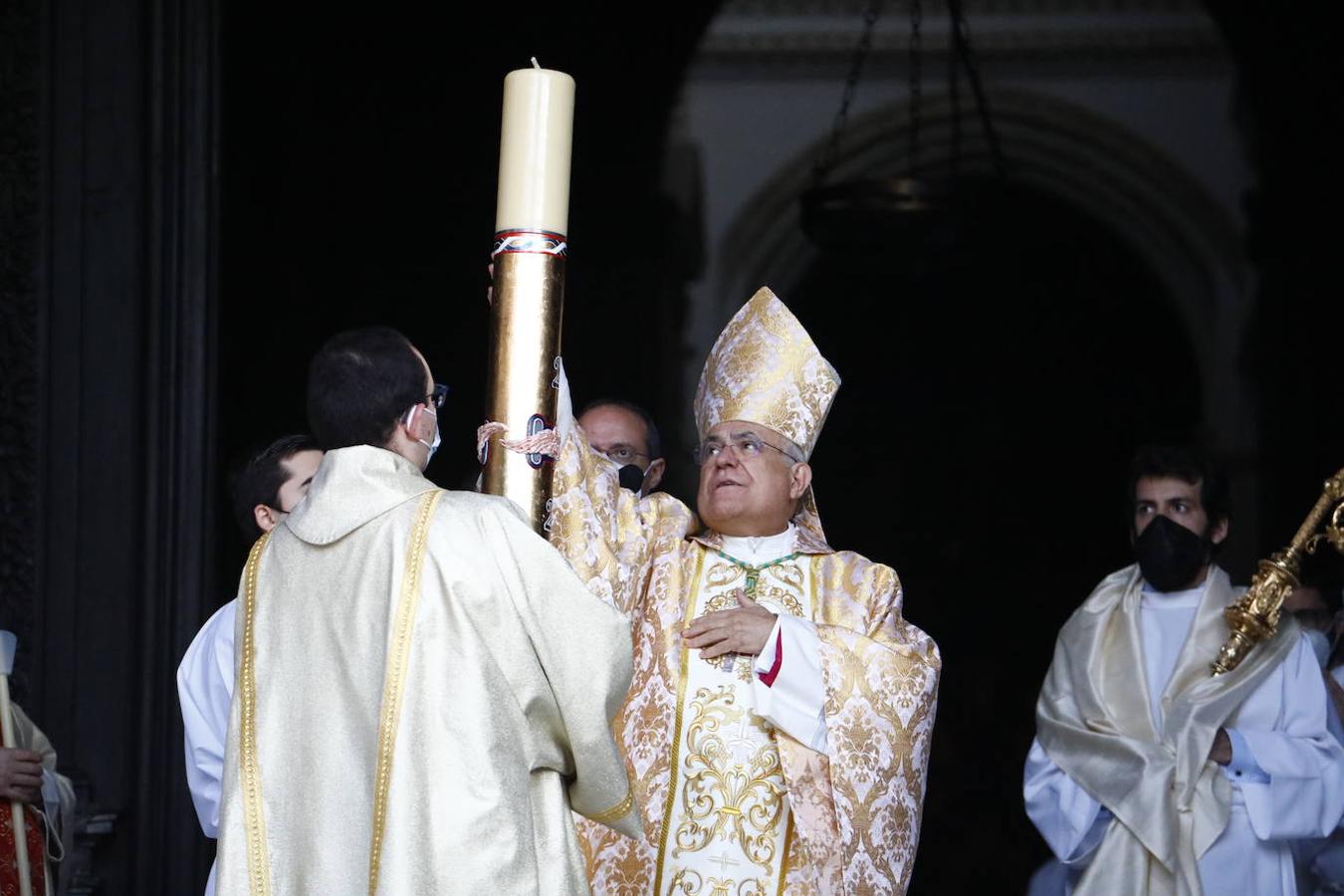 La Vigilia Pascual en la Catedral de Córdoba, en imágenes