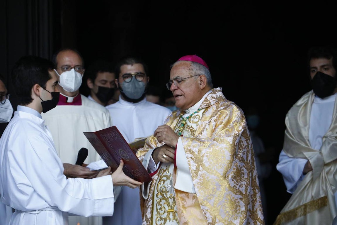 La Vigilia Pascual en la Catedral de Córdoba, en imágenes