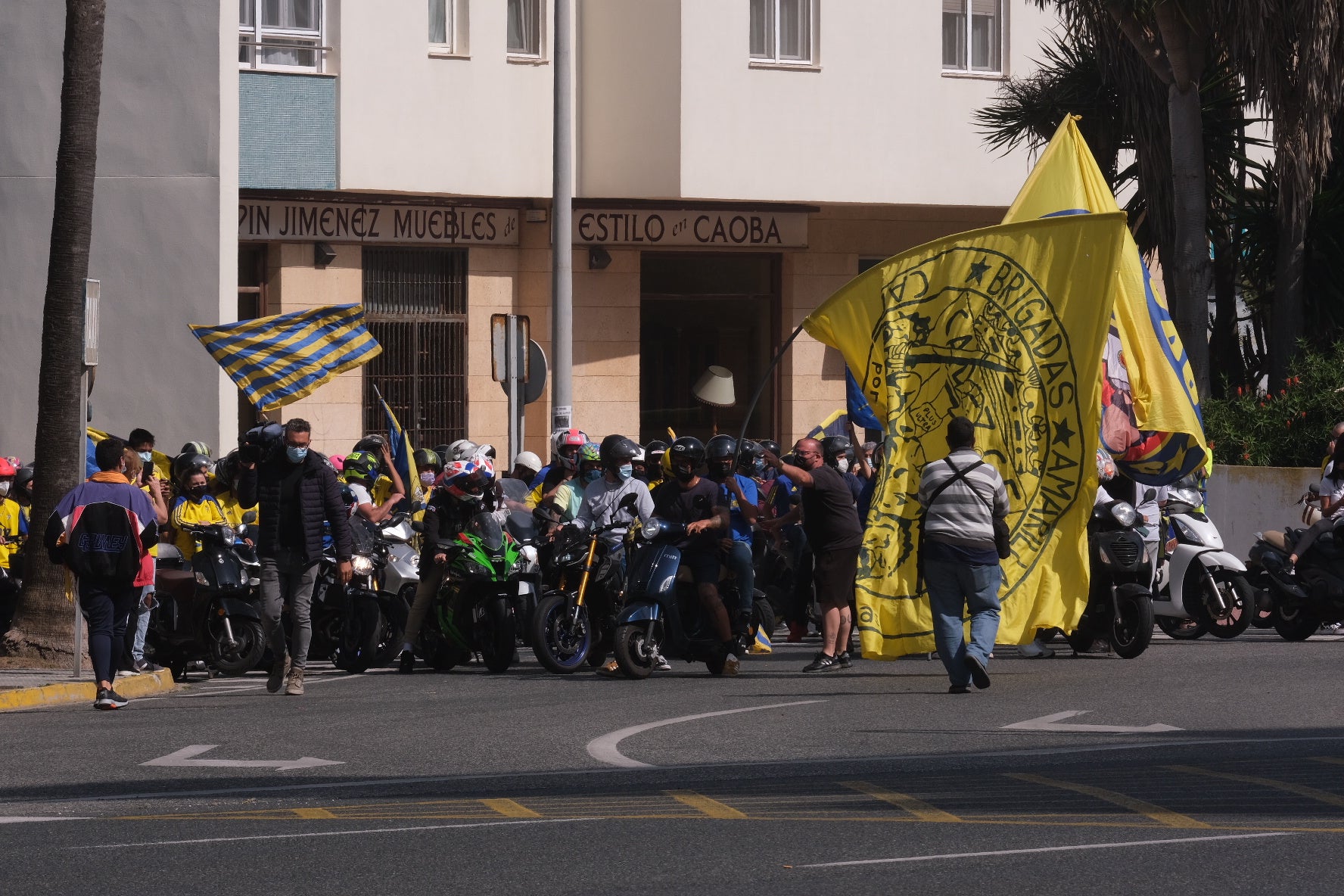 FOTOS: El Cádiz, arropado por su afición al llegar a Carranza