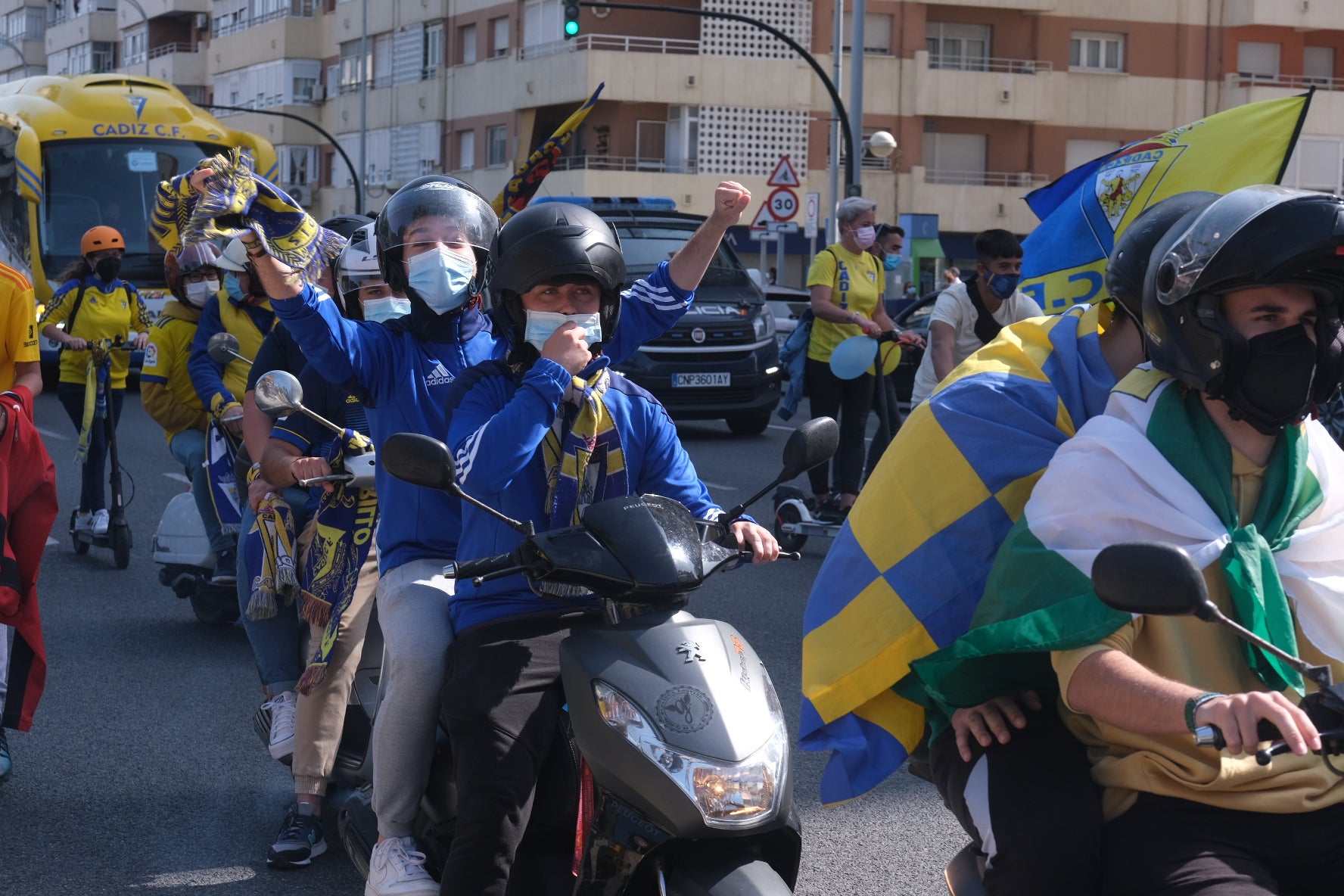 FOTOS: El Cádiz, arropado por su afición al llegar a Carranza