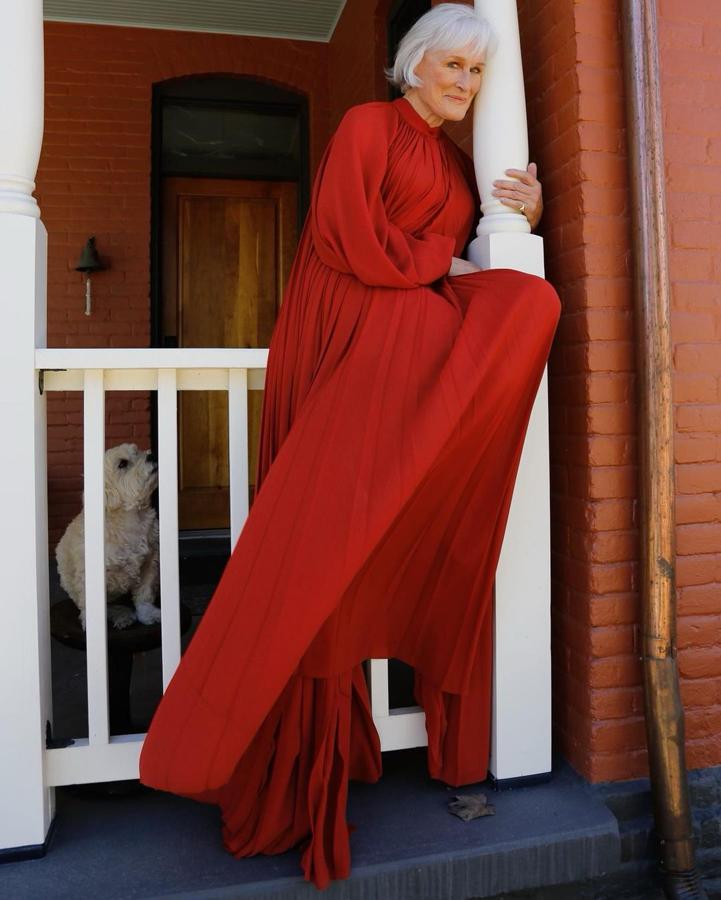 Glenn Close durante los SAG Awards 2021. Con un espectacular vestido rojo de Óscar de la Renta.