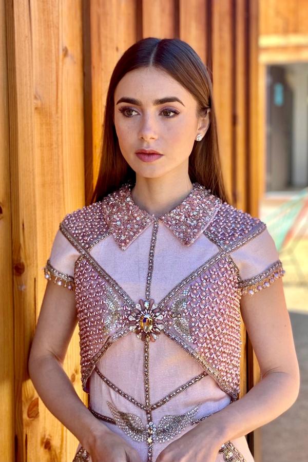 Lily Collins durante los SAG Awards 2021. La actriz fue la encargada de presentar la gala y para la ocasióne scogió un diseño en tonos rosas con pedrería, cuidando hasta el más mínimo detalle.