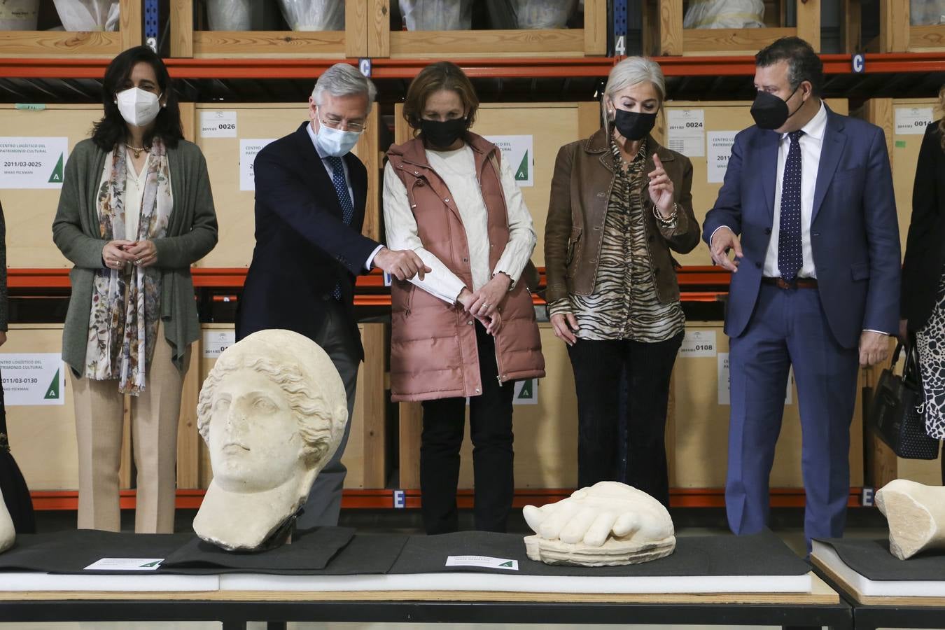 Visita de Patricia del Pozo al Centro Logístico del Patrimonio Cultural de Andalucía