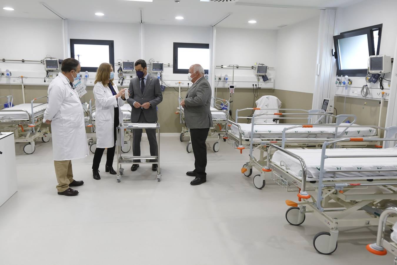 Visita de Juanma Moreno a las  nuevas dependencias del Hospital Universitario Virgen Macarena de Sevilla