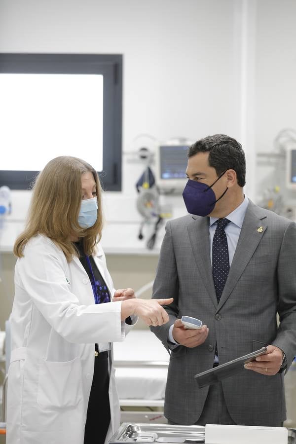 Visita de Juanma Moreno a las  nuevas dependencias del Hospital Universitario Virgen Macarena de Sevilla