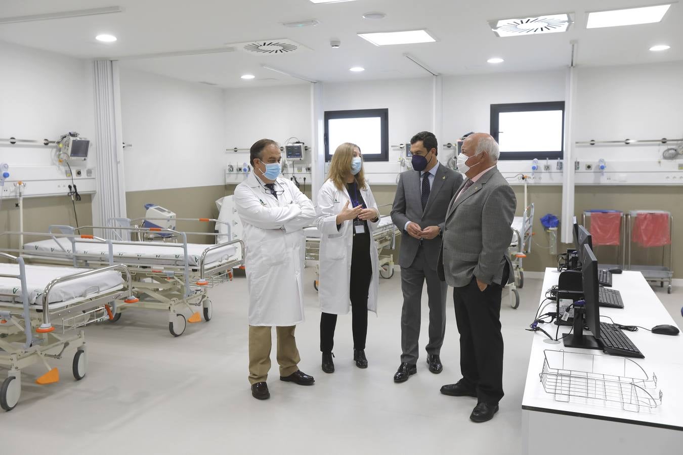 Visita de Juanma Moreno a las  nuevas dependencias del Hospital Universitario Virgen Macarena de Sevilla