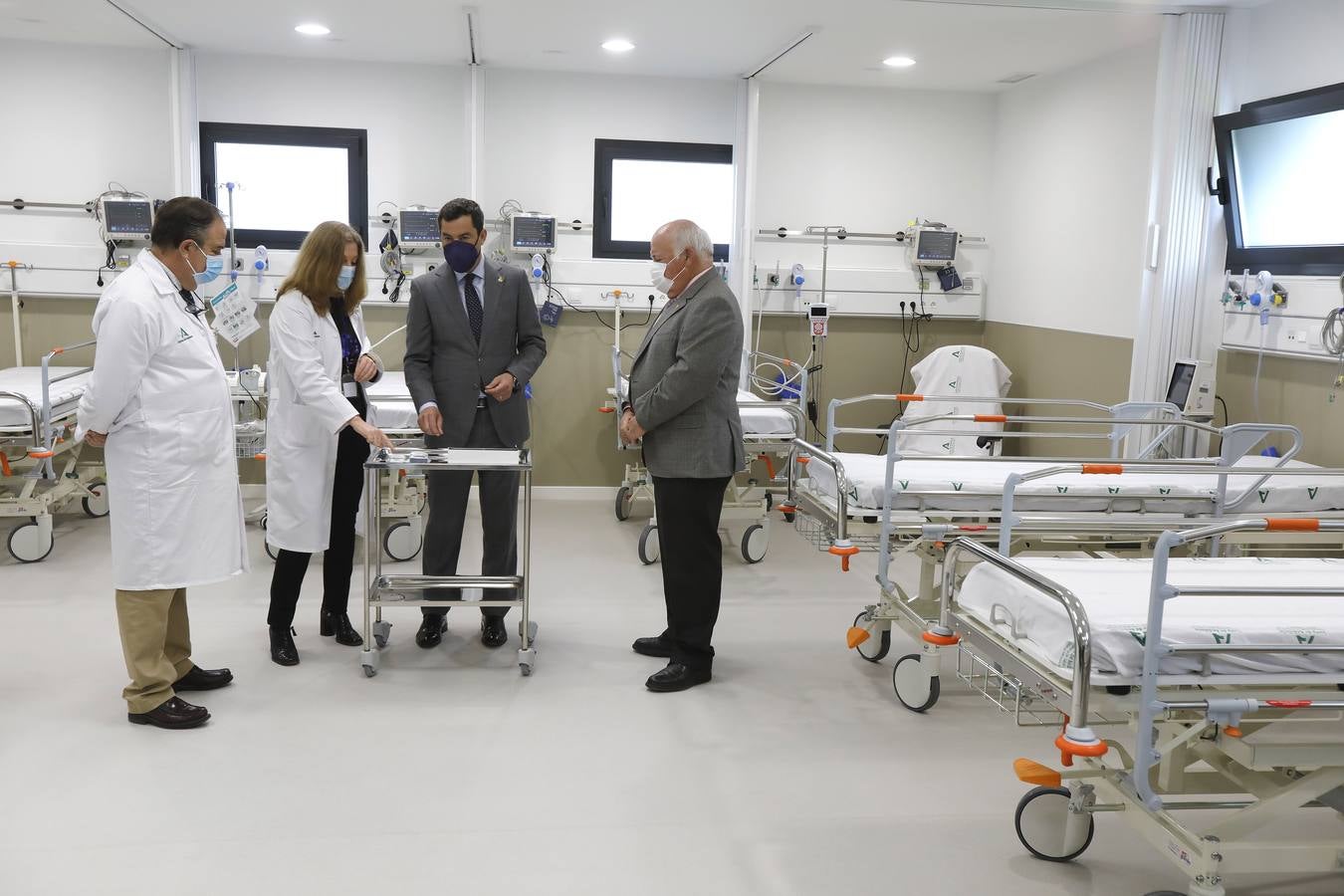 Visita de Juanma Moreno a las  nuevas dependencias del Hospital Universitario Virgen Macarena de Sevilla