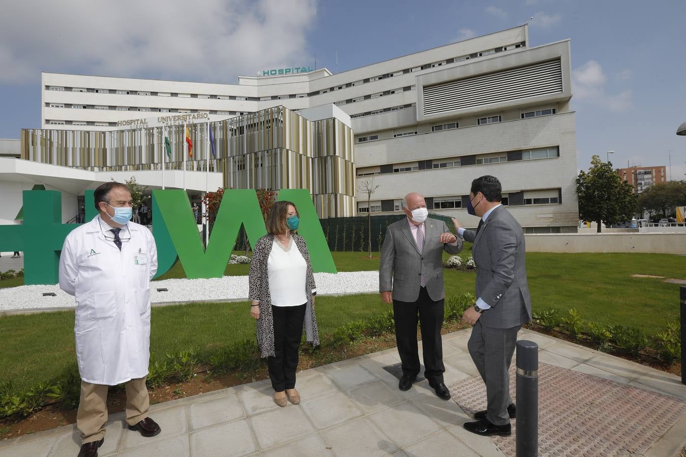 Visita de Juanma Moreno a las  nuevas dependencias del Hospital Universitario Virgen Macarena de Sevilla