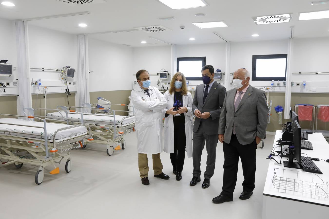 Visita de Juanma Moreno a las  nuevas dependencias del Hospital Universitario Virgen Macarena de Sevilla