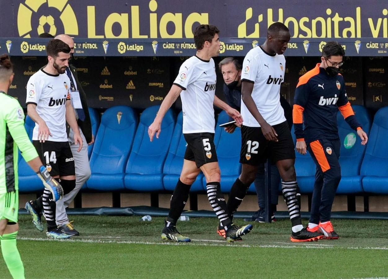 Mouctar Diakhaby. 4 de abril de 2021: El último caso de racismo en el fútbol español. El jugador del Valencia se enfrentó a Juan Cala, del Cádiz, tras recibir un presunto insulto racista. Abandonó el terreno de juego junto a sus compañeros. El partido se reanudó poco después con Diakhaby en la grada