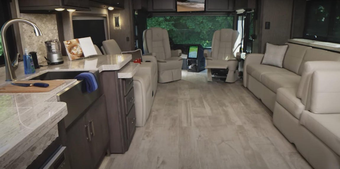 Así es la caravana de lujo inspirada en la Toscana. Otro punto clave es que todo se puede controlar en remoto con el smartphone e incluye un avanzado sistema de seguridad tanto antirrobo como capaz de mandar la posición en el caso de que se esté en una zona sin cobertura.