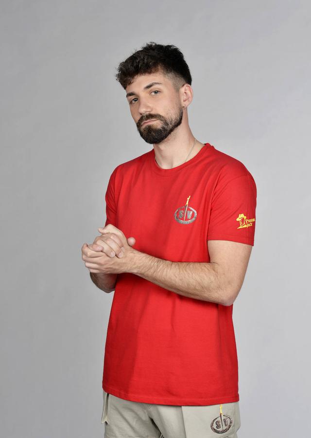 Alejandro Albalá. El exnovio de Isa Pantoja y Sofía Suescun, Alejandro Albalá (26 años) podría haber concursado en 'Supervivientes 2019', pero acabó aquel año en 'Gran Hermano Dúó' con su ex Suescun. Desde entonces se ganó un hueco en los platós de Telecinco, entre exclusivas, rupturas y líos familiares.