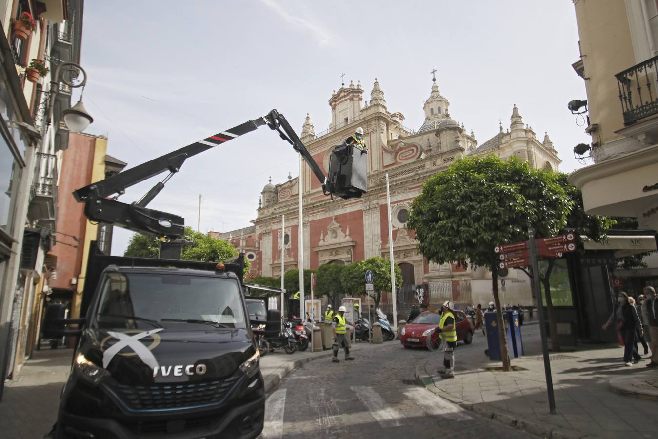 Instalación del alumbrado de 'Feria' en las calles y plazas del centro de Sevilla