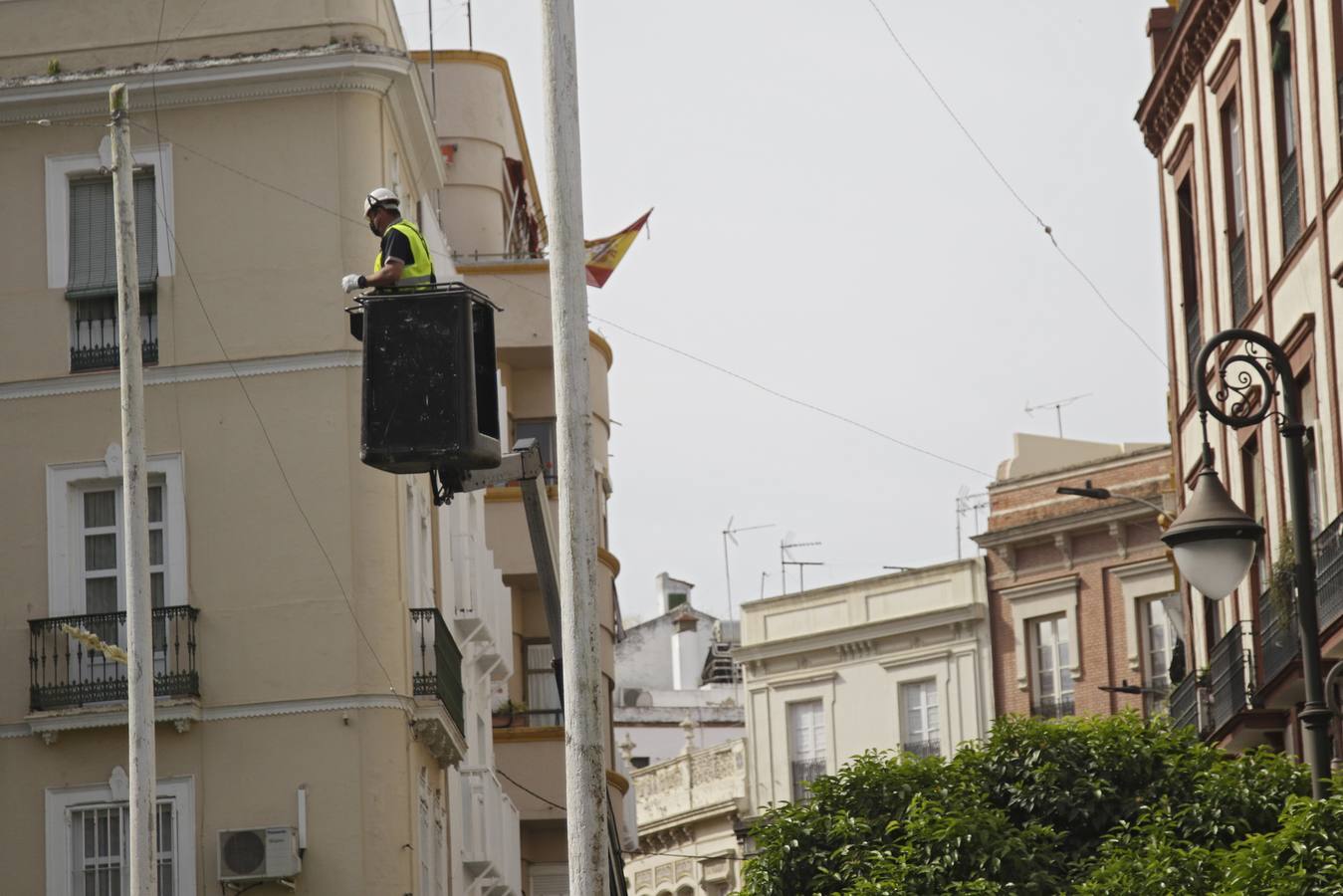 Instalación del alumbrado de 'Feria' en las calles y plazas del centro de Sevilla