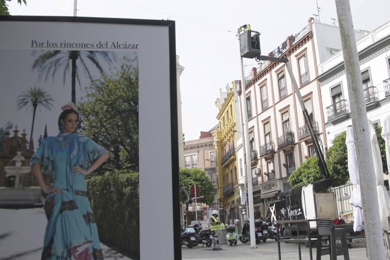 Instalación del alumbrado de 'Feria' en las calles y plazas del centro de Sevilla