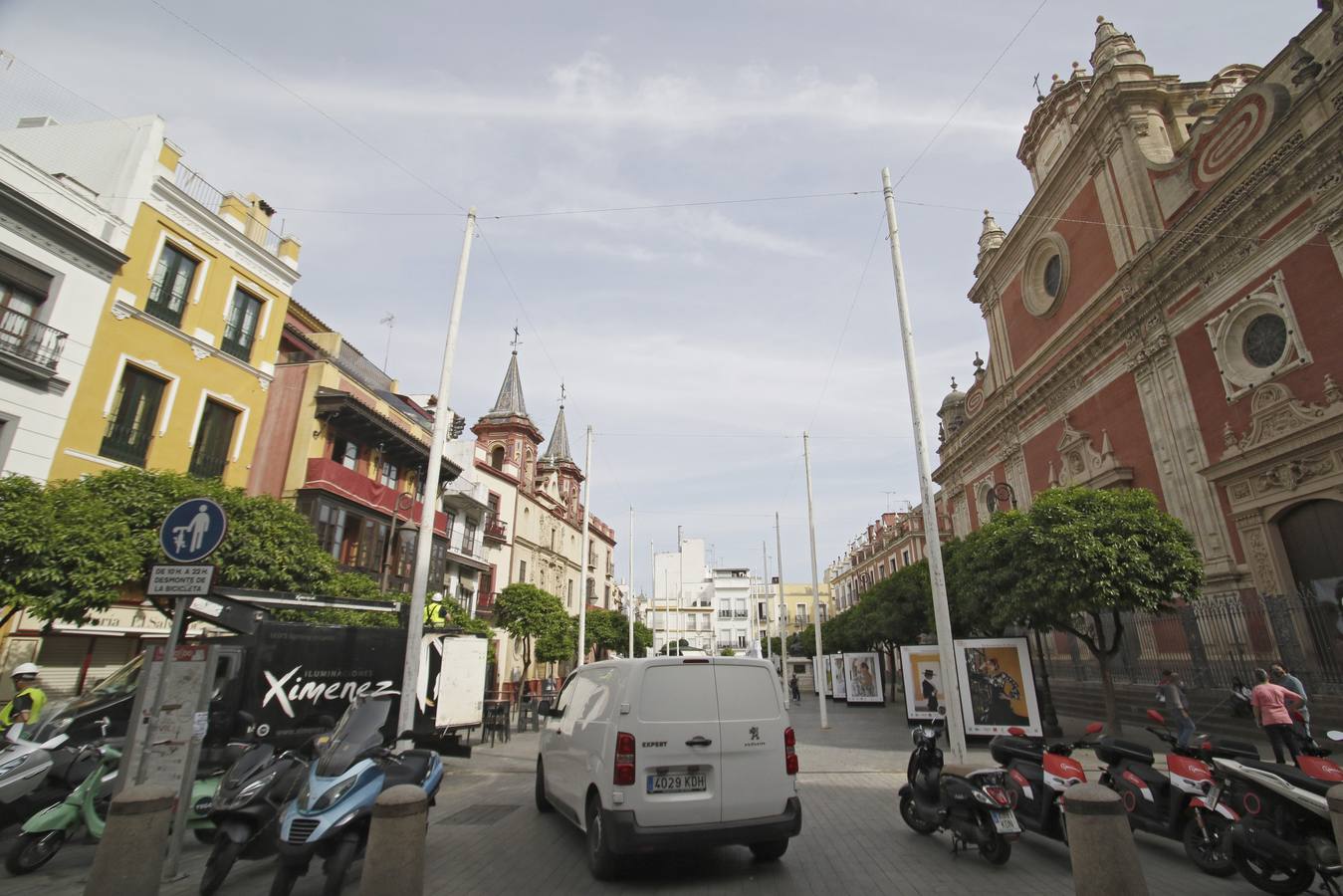 Instalación del alumbrado de 'Feria' en las calles y plazas del centro de Sevilla