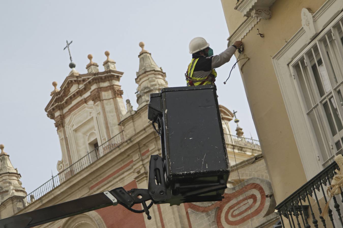 Instalación del alumbrado de 'Feria' en las calles y plazas del centro de Sevilla