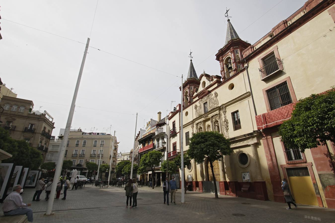 Instalación del alumbrado de 'Feria' en las calles y plazas del centro de Sevilla