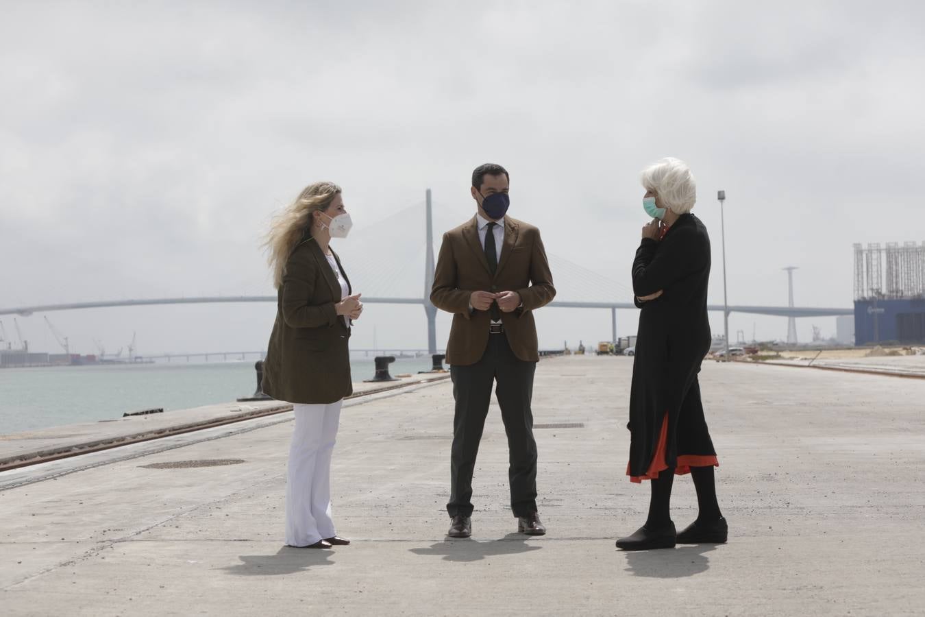 FOTOS: Juanma Moreno, el primer presidente de la Junta de Andalucía que visita el puerto de Cádiz