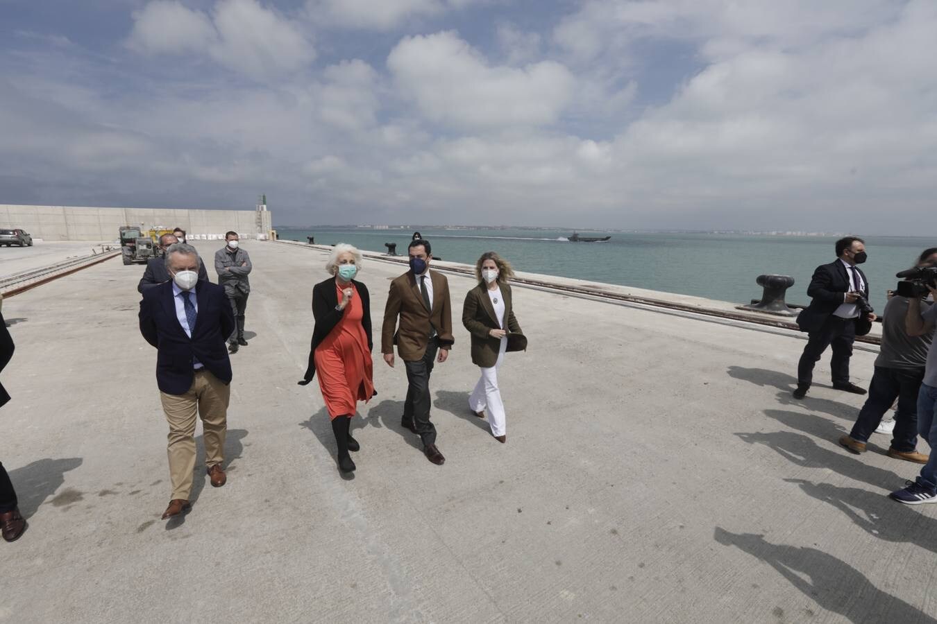 FOTOS: Juanma Moreno, el primer presidente de la Junta de Andalucía que visita el puerto de Cádiz