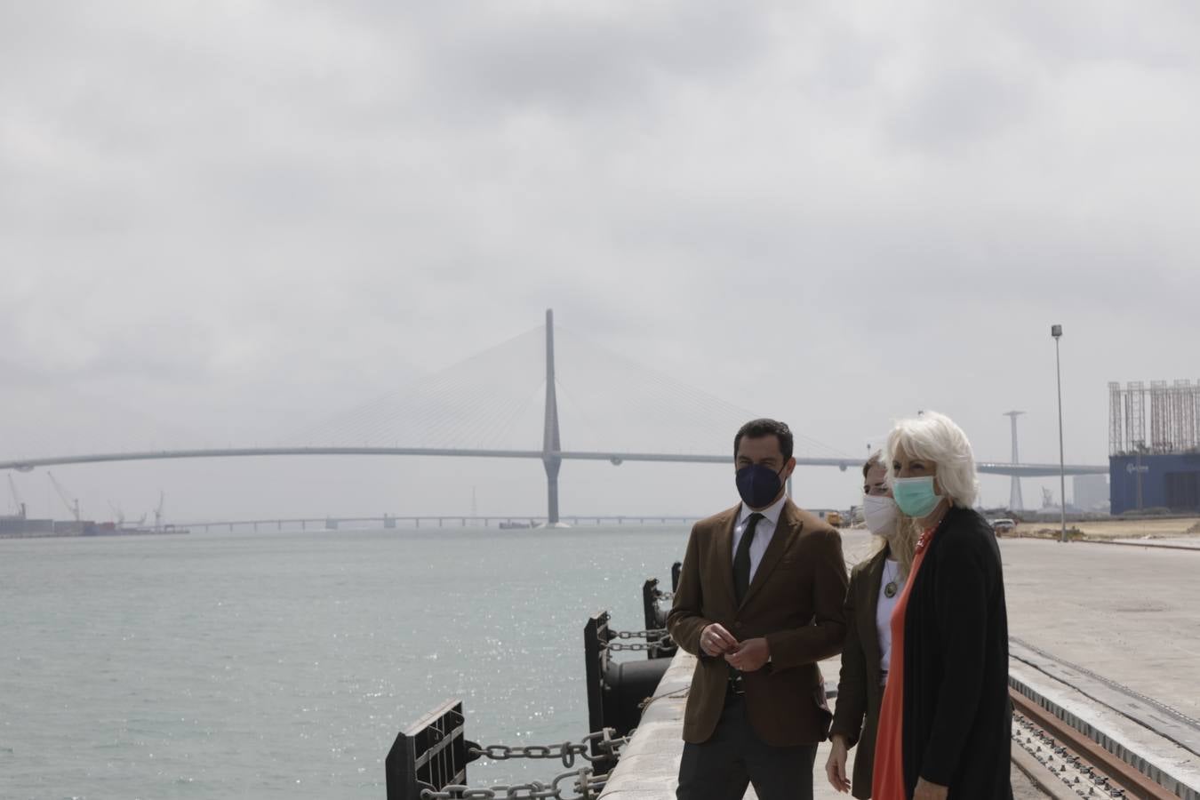 FOTOS: Juanma Moreno, el primer presidente de la Junta de Andalucía que visita el puerto de Cádiz