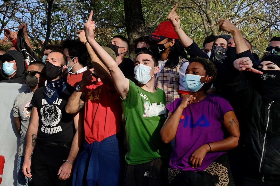La gente gesticula y grita consignas durante la manifestación contra Vox. 