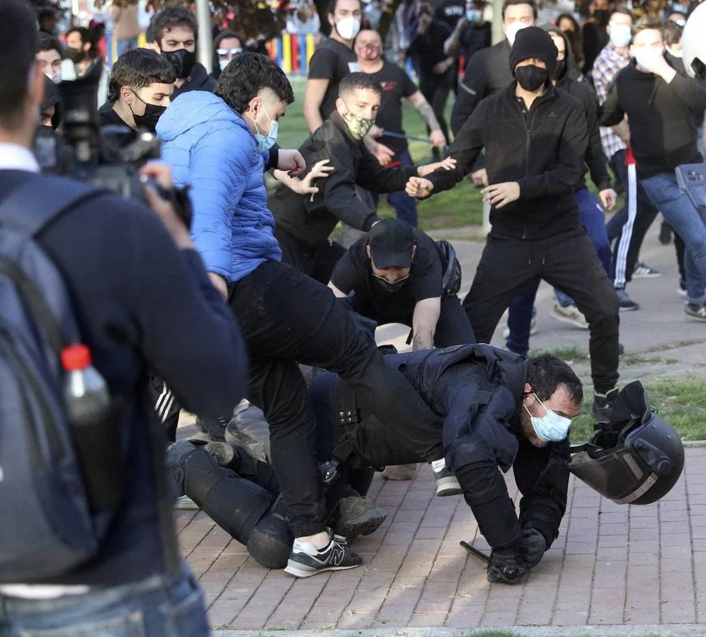 Un grupo de radicales la emprenden a pedradas y golpes contra los antidisturbios de la Policía Nacional. 