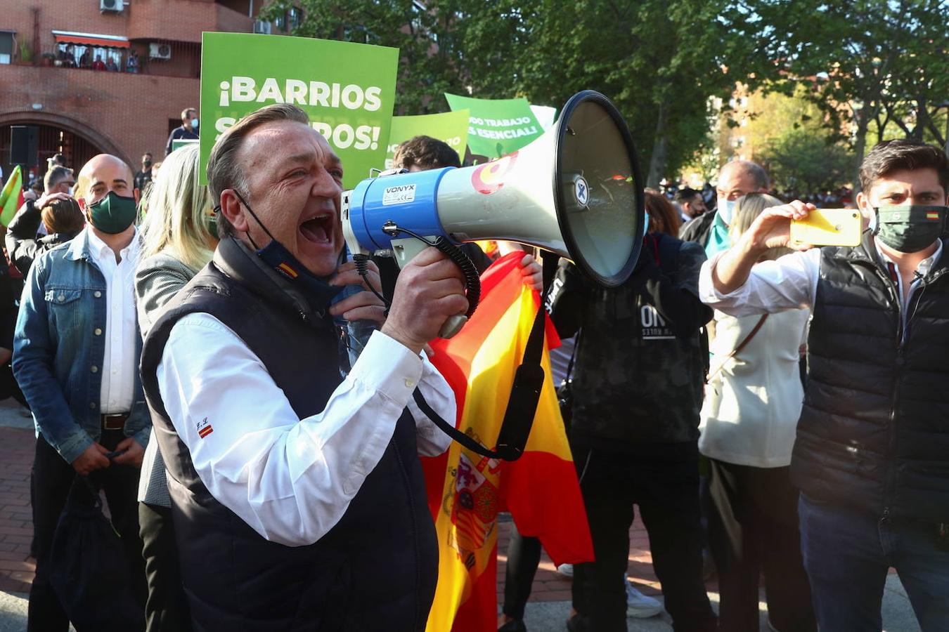 Simpatizantes gritan consignas contra los contramanifestantes durante la presentación de la candidatura de Vox en Vallecas. 