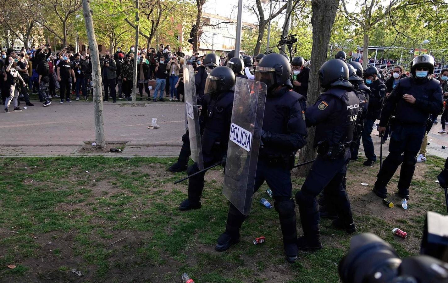 Miembros de la Policía Nacional montan guardia durante la manifestación contra un mitin político de Vox. 