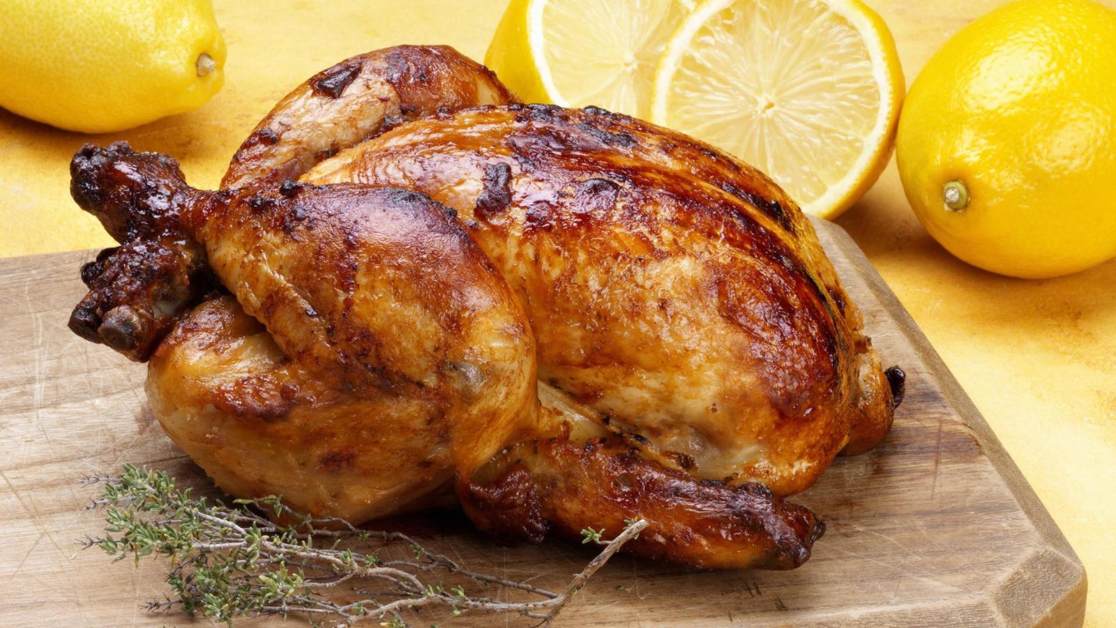 Pollo. La vitamina B6 ejerce un papel fundamental en la producción de hemoglobina (cuya función consiste en captar el oxígeno de los alveolos pulmonares y comunicarlo a los tejidos, y en tomar el dióxido de carbono de estos y transportarlo de nuevo a los pulmones para expulsarlo) y el pollo, guisado en todas las posibilidades, aporta esta vitamina para evitar la caída del pelo.