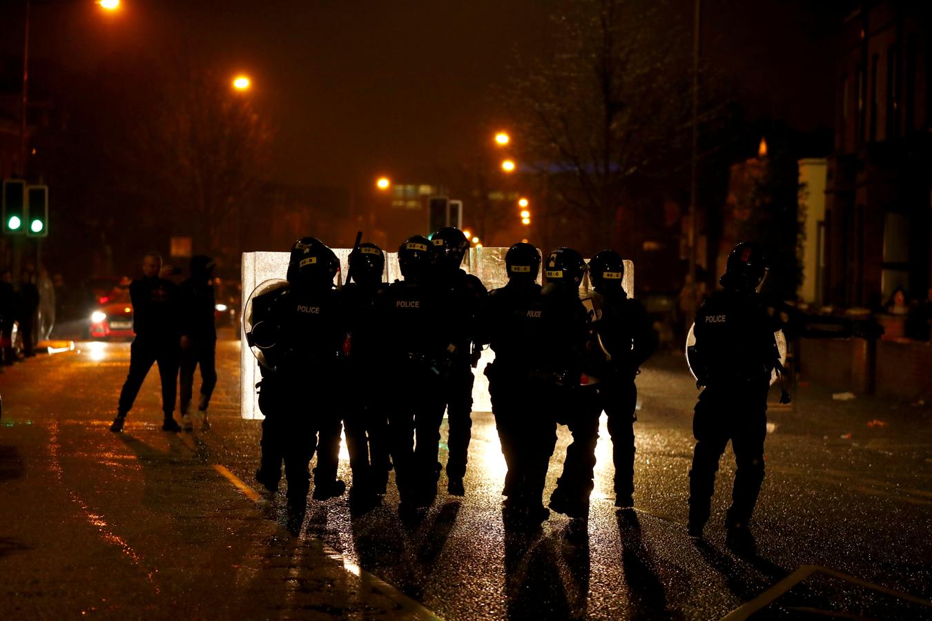 Choques entre policías y asaltantes en los disturbios de Irlanda del Norte