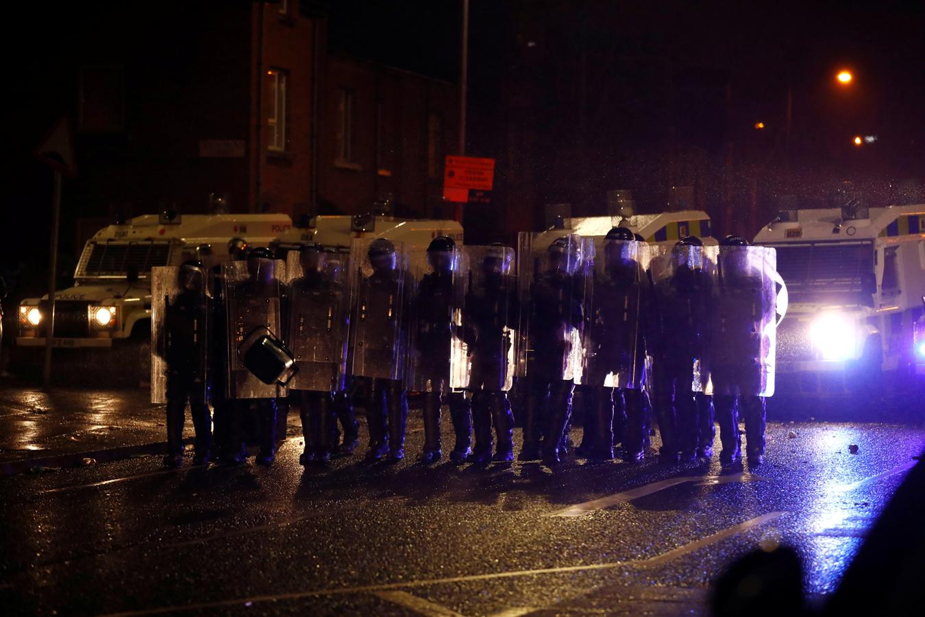 Choques entre policías y asaltantes en los disturbios de Irlanda del Norte