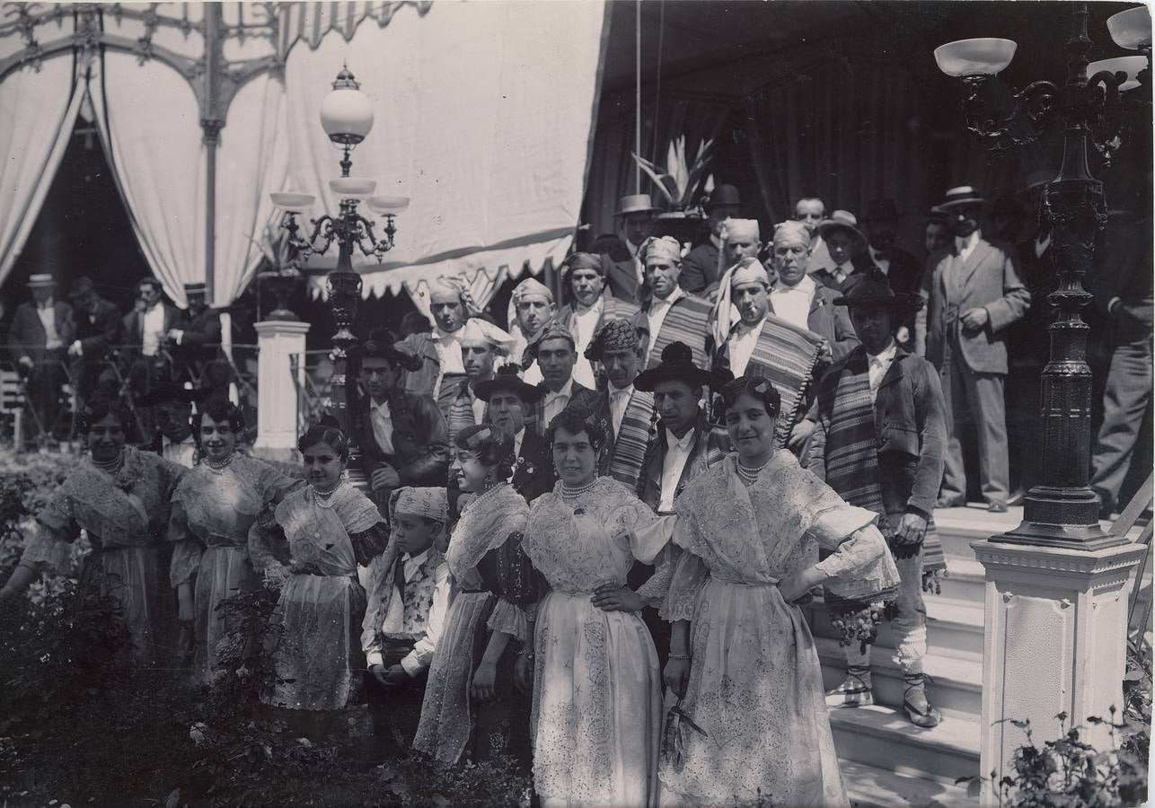 Cuadro de cante y baile valenciano en la caseta del Círculo de Labradores en la Feria de Abril de Sevilla de 1909