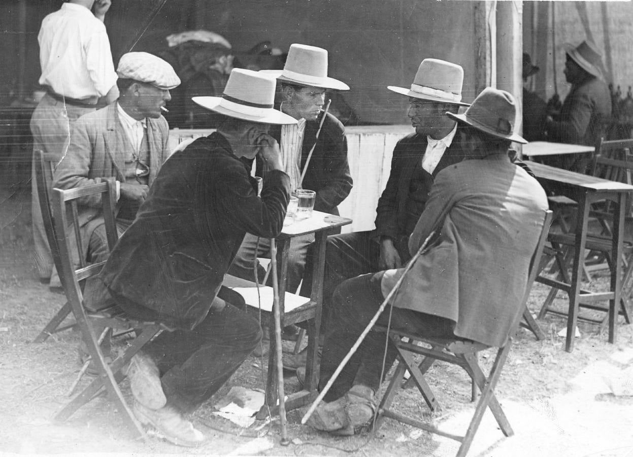 Terminando el trato en el mercado de ganados en la Feria de Abril de Sevilla de 1936