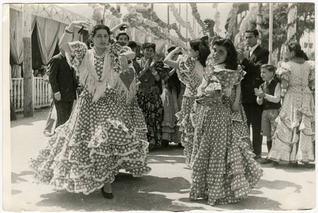 Sevillanas con palillos en la Feria de Abril de Sevilla de 1930