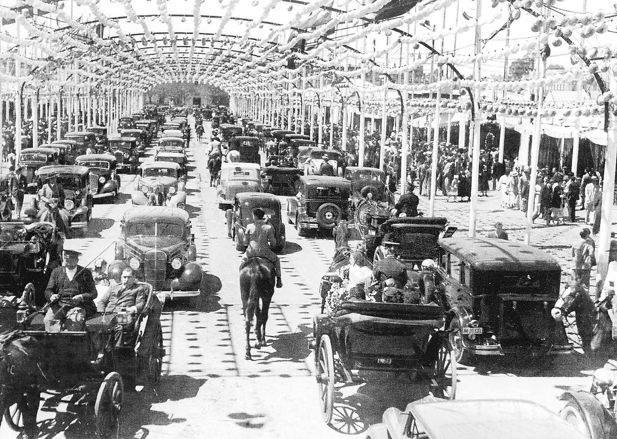 Feria de Abril de Sevilla de 1936 con el Prado repleto de coches de la época